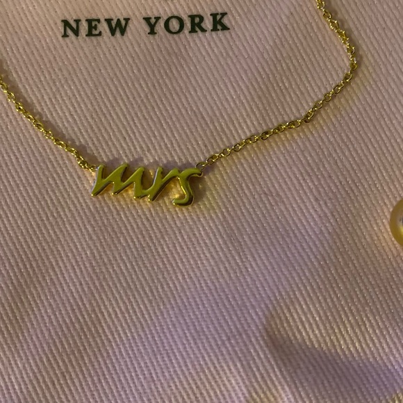 NWT♠️Don’t miss out! ♠️ Kate Spade’s Say Yes necklace ♠️ w/pink drawstring bag - Picture 3 of 7